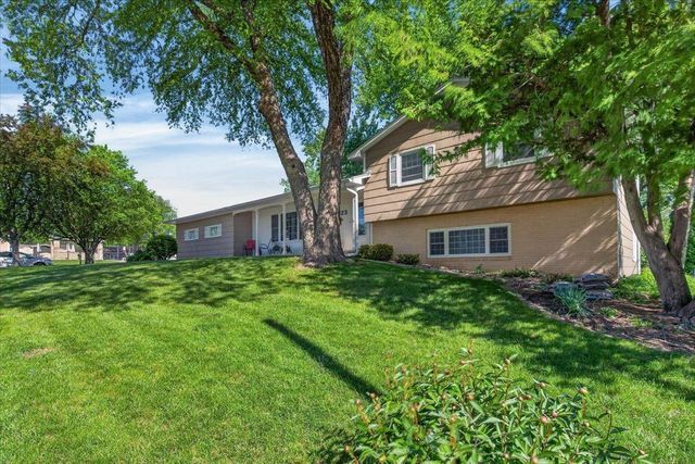 1823 Timberledge Drive, Cedar Falls, IA 50613
