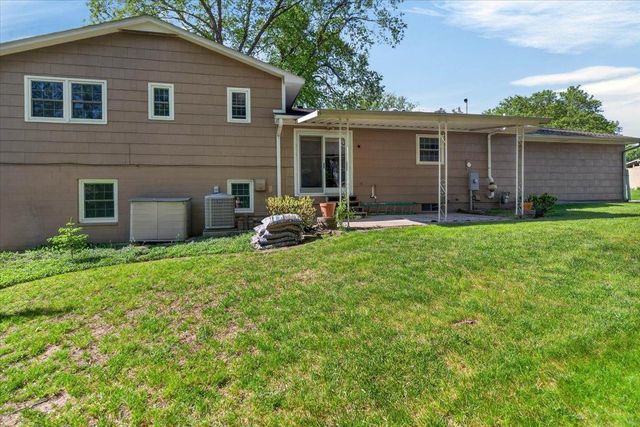 1823 Timberledge Drive, Cedar Falls, IA 50613