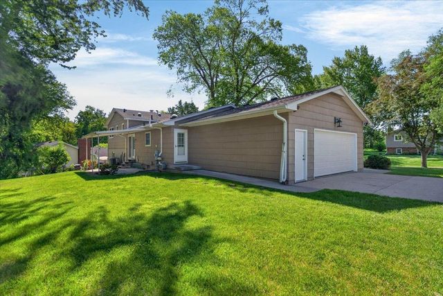 1823 Timberledge Drive, Cedar Falls, IA 50613