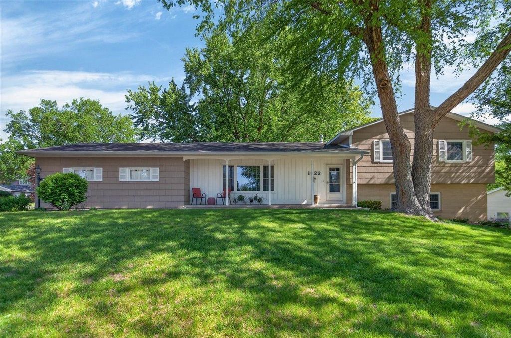 1823 Timberledge Drive, Cedar Falls, IA 50613