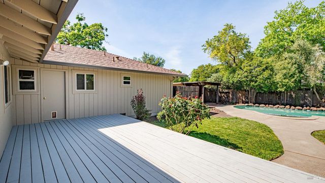 4043 Rainier Ave, Santa Rosa, CA 95405