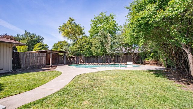 4043 Rainier Ave, Santa Rosa, CA 95405