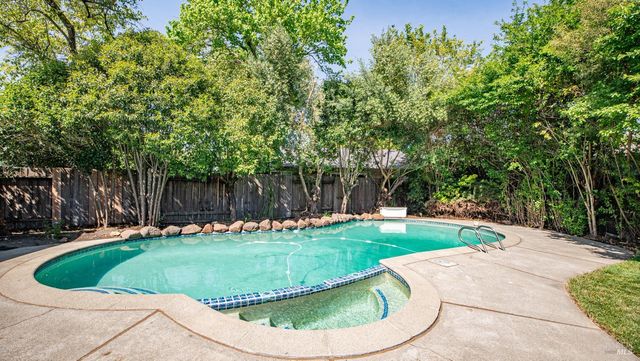 4043 Rainier Ave, Santa Rosa, CA 95405