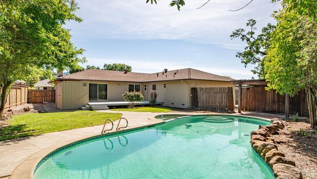 4043 Rainier Ave, Santa Rosa, CA 95405