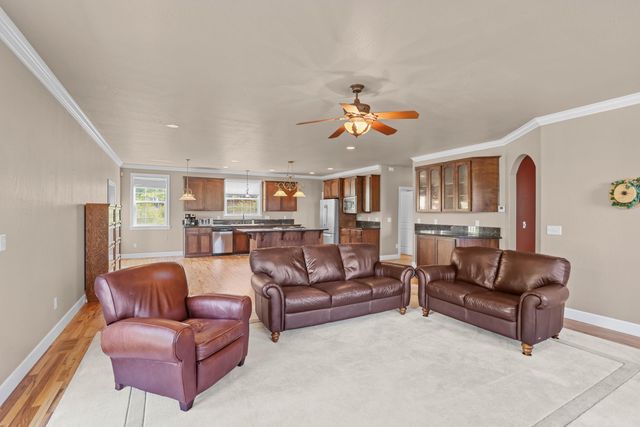 935 Applegate Street, Jacksonville, OR 97530