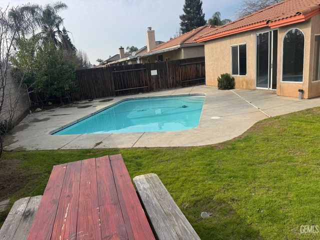 9721 Manhattan Drive, Bakersfield, CA 93312