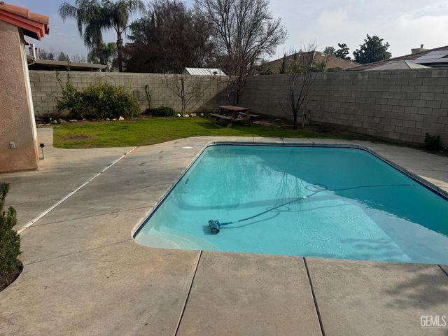 9721 Manhattan Drive, Bakersfield, CA 93312