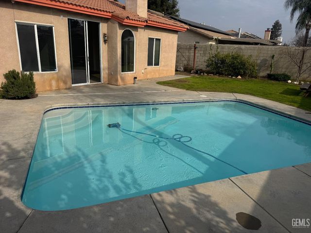 9721 Manhattan Drive, Bakersfield, CA 93312