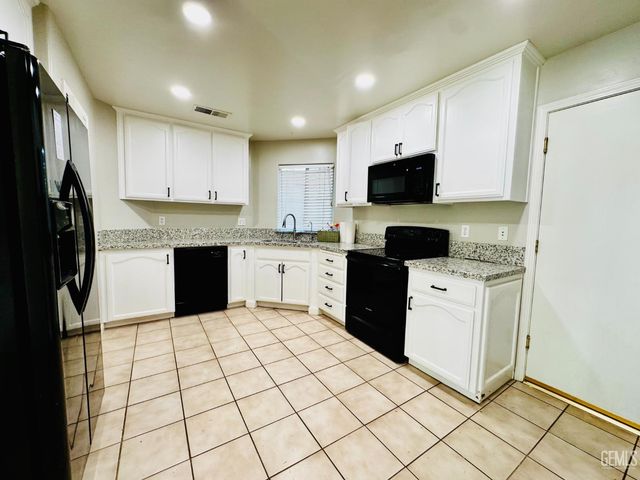 9721 Manhattan Drive, Bakersfield, CA 93312