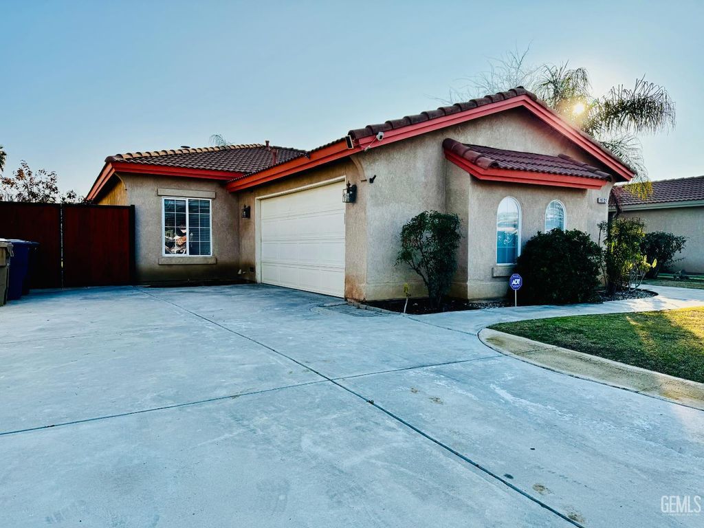9721 Manhattan Drive, Bakersfield, CA 93312