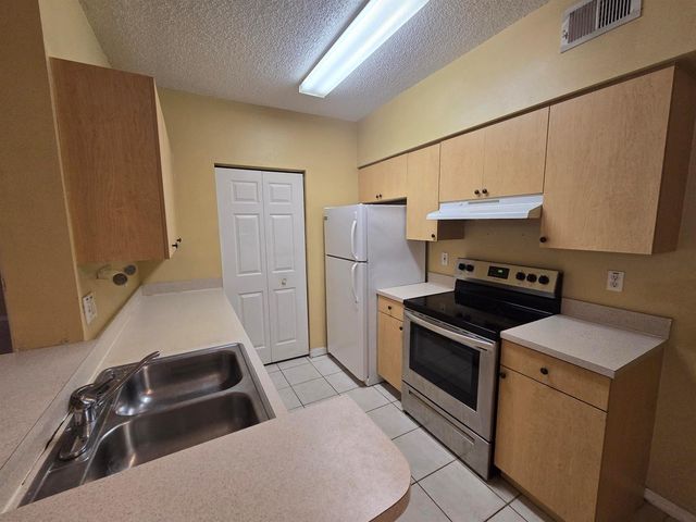10306 Fox Trail Road S 912, West Palm Beach, FL 33411