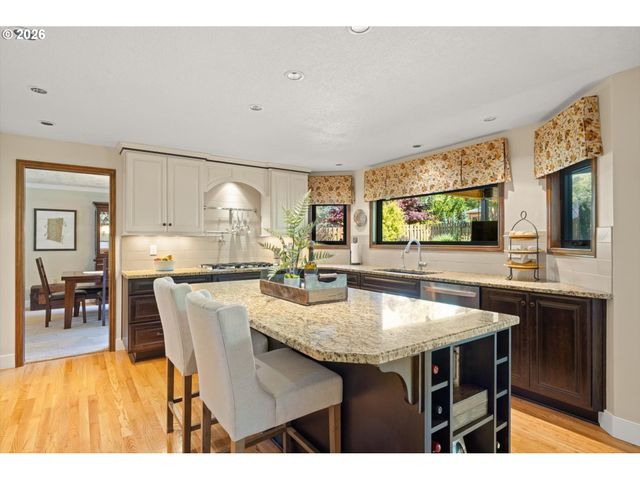 2910 Nw BAUER WOODS Dr, Portland, OR 97229