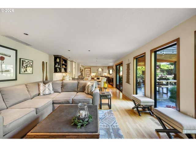 2910 Nw BAUER WOODS Dr, Portland, OR 97229