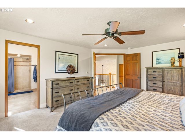 2910 Nw BAUER WOODS Dr, Portland, OR 97229
