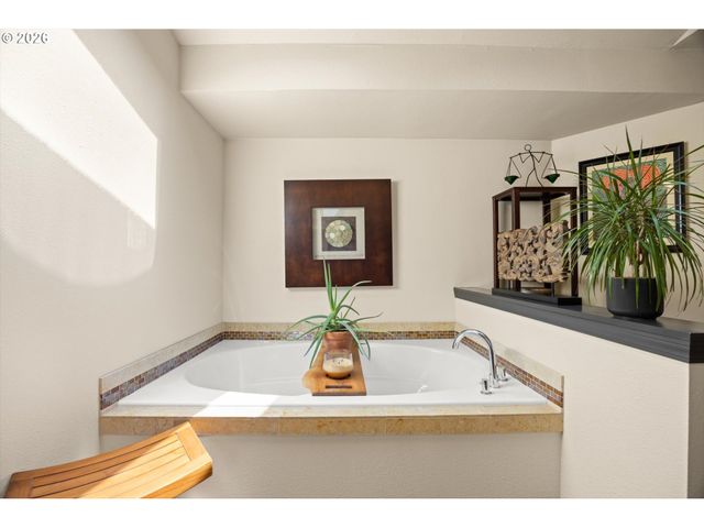 2910 Nw BAUER WOODS Dr, Portland, OR 97229
