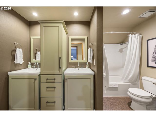 2910 Nw BAUER WOODS Dr, Portland, OR 97229