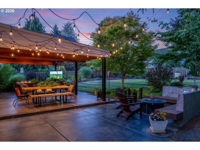 2910 Nw BAUER WOODS Dr, Portland, OR 97229