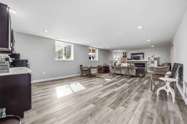 225 Meadow Breeze Lane, Center Point, IA 52213