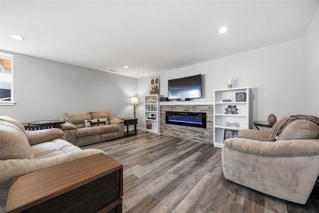 225 Meadow Breeze Lane, Center Point, IA 52213