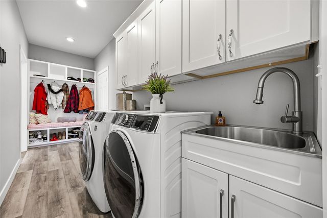 225 Meadow Breeze Lane, Center Point, IA 52213