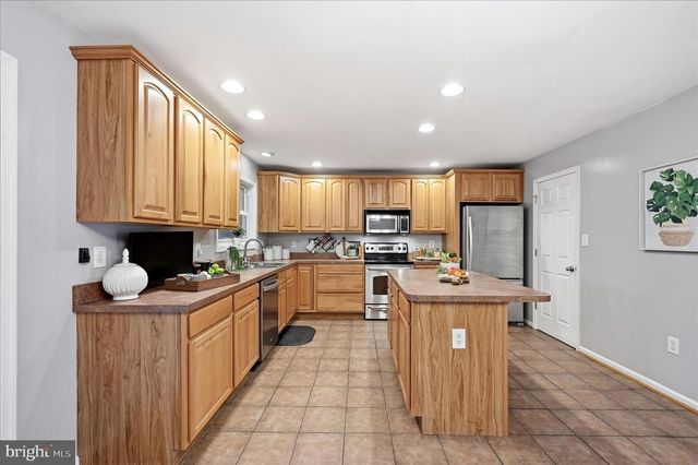 160 BALTUSROL DR, Charles Town, WV 25414