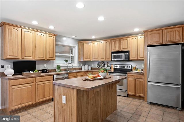 160 BALTUSROL DR, Charles Town, WV 25414