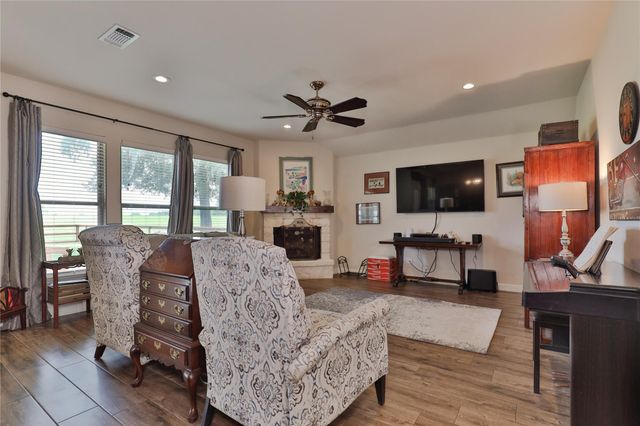 461 Twin Lakes Boulevard W, West Columbia, TX 77486