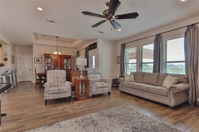 461 Twin Lakes Boulevard W, West Columbia, TX 77486