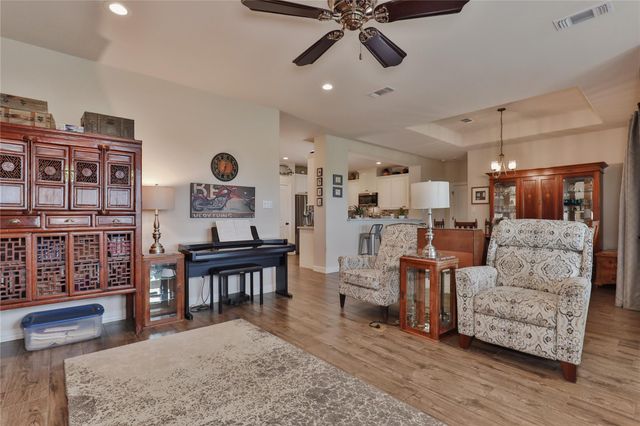 461 Twin Lakes Boulevard W, West Columbia, TX 77486