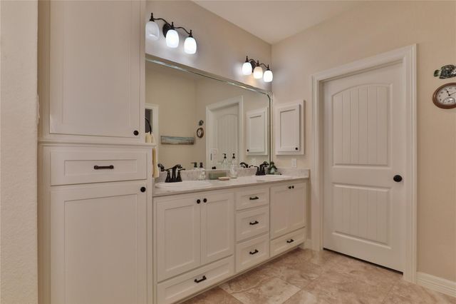 461 Twin Lakes Boulevard W, West Columbia, TX 77486