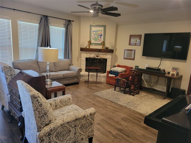 461 Twin Lakes Boulevard W, West Columbia, TX 77486