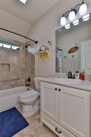 461 Twin Lakes Boulevard W, West Columbia, TX 77486