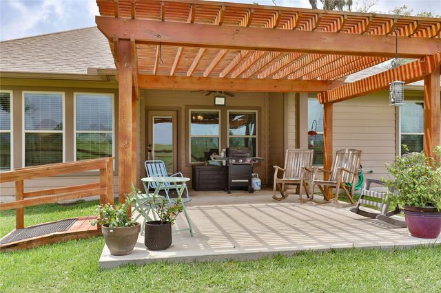 461 Twin Lakes Boulevard W, West Columbia, TX 77486