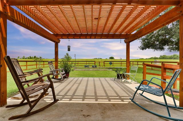 461 Twin Lakes Boulevard W, West Columbia, TX 77486