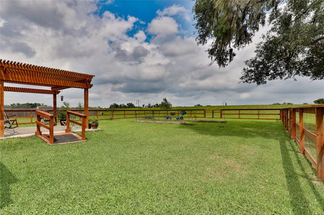 461 Twin Lakes Boulevard W, West Columbia, TX 77486