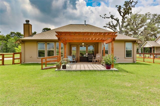 461 Twin Lakes Boulevard W, West Columbia, TX 77486