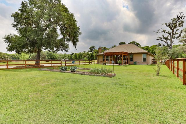 461 Twin Lakes Boulevard W, West Columbia, TX 77486