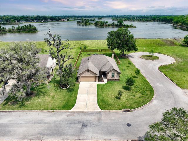 461 Twin Lakes Boulevard W, West Columbia, TX 77486