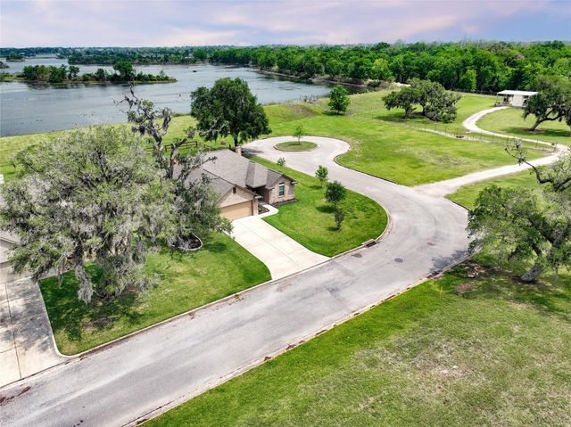461 Twin Lakes Boulevard W, West Columbia, TX 77486