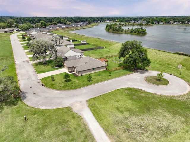 461 Twin Lakes Boulevard W, West Columbia, TX 77486