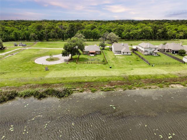 461 Twin Lakes Boulevard W, West Columbia, TX 77486