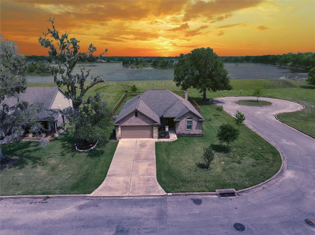 461 Twin Lakes Boulevard W, West Columbia, TX 77486