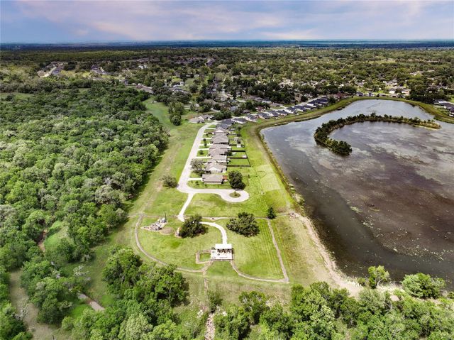 461 Twin Lakes Boulevard W, West Columbia, TX 77486