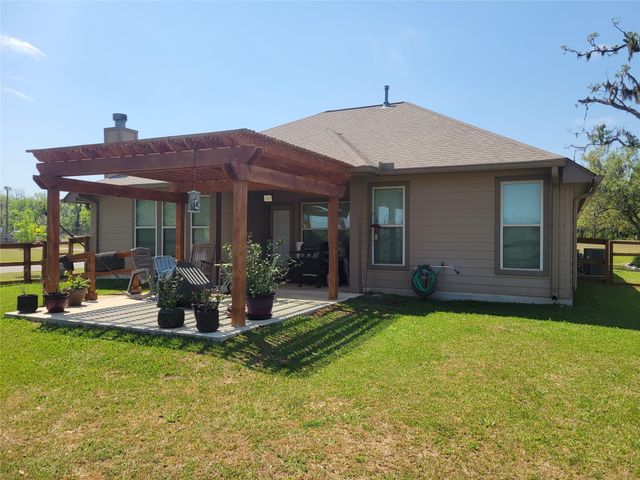 461 Twin Lakes Boulevard W, West Columbia, TX 77486