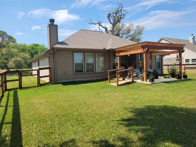 461 Twin Lakes Boulevard W, West Columbia, TX 77486