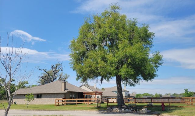 461 Twin Lakes Boulevard W, West Columbia, TX 77486