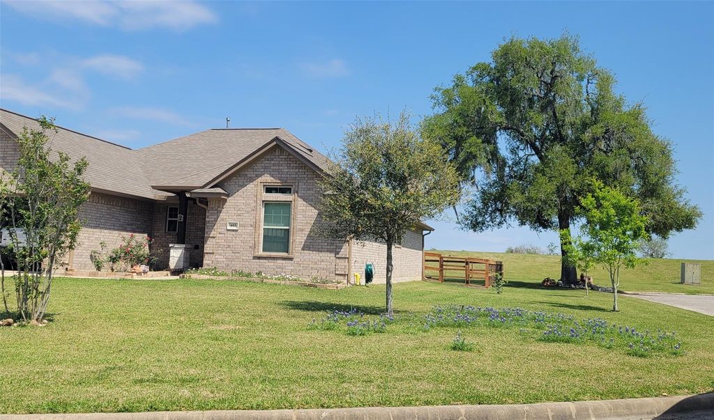 461 Twin Lakes Boulevard W, West Columbia, TX 77486