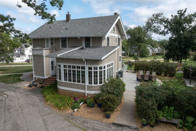 1929 Ridgeway Drive SE, Cedar Rapids, IA 52403