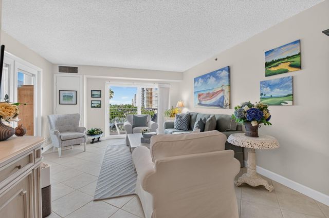 3215 S OCEAN Boulevard 302, Highland Beach, FL 33487