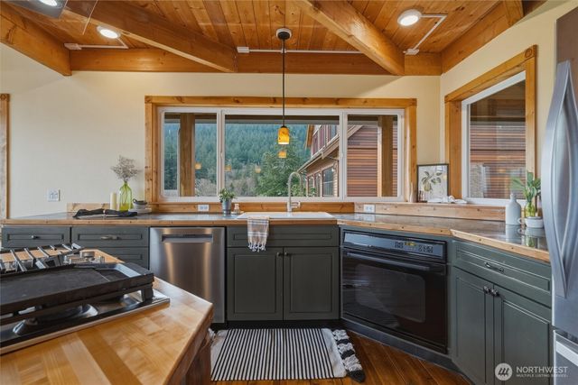 1564 Seacrest Drive, Lummi Island, WA 98262